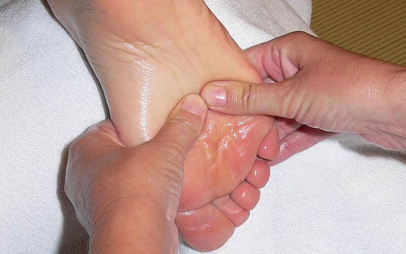 Massage der Fussreflexzonen fördert