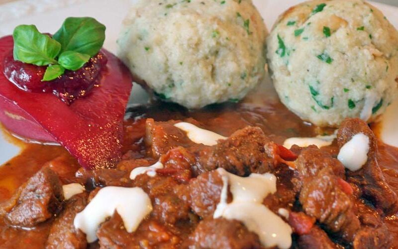 Gulasch, eine handfeste Mahlzeit schnell gekocht