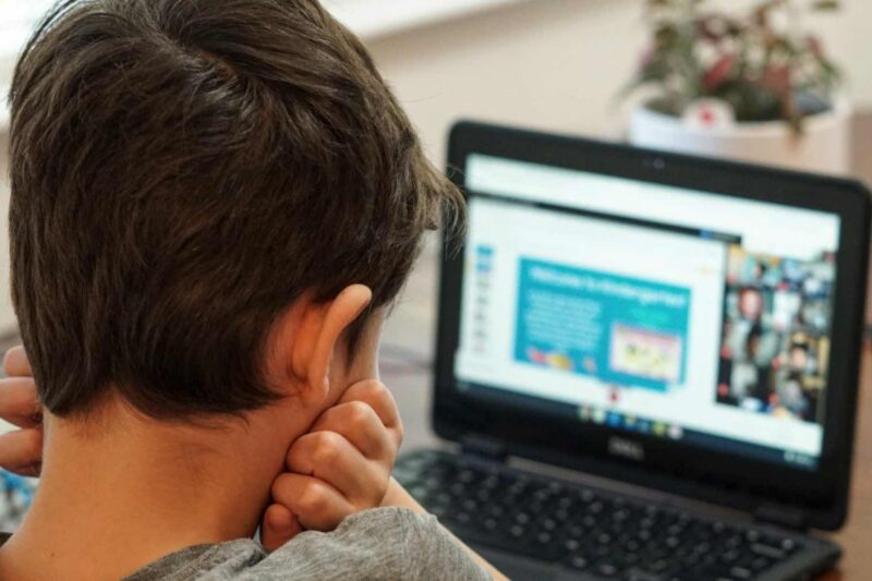 Erziehe Kinder durch Streiche am PC
