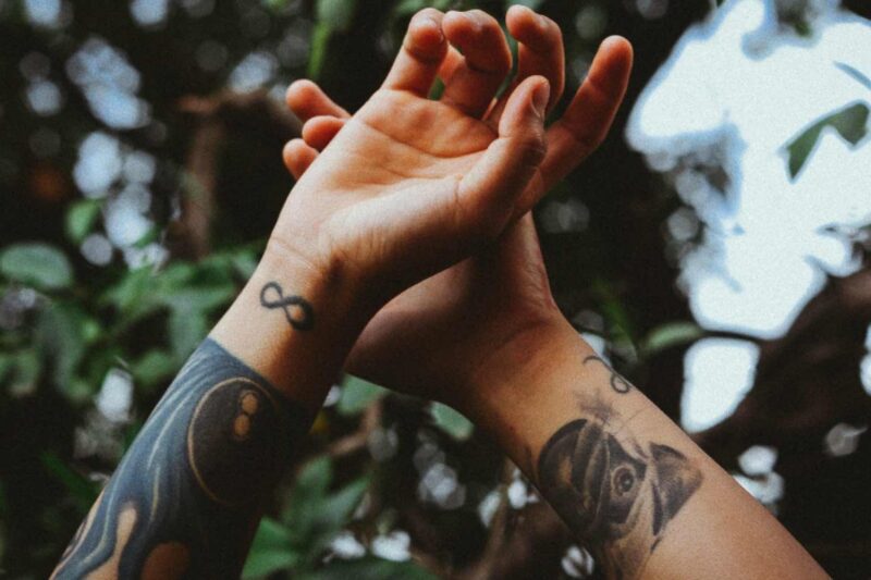 Tattoos weglasern lassen – Funktionsweise, Kosten, Schmerzempfinden