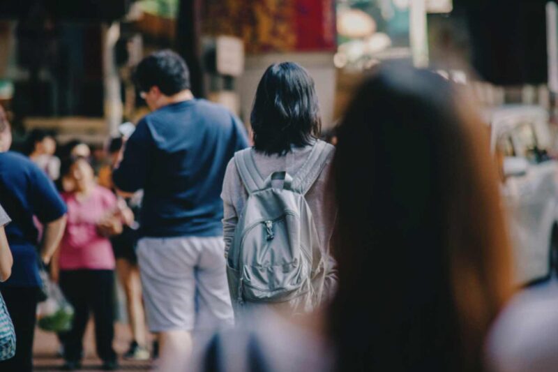 Zivilcourage im Alltag – Praktische Tipps für Männer, die nicht wegschauen