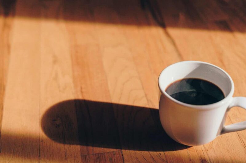 Zubereitung des morgendlichen Kaffees ganz ohne technische Geräte