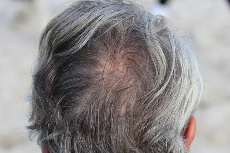 Attraktiv auch mit grauen Haaren